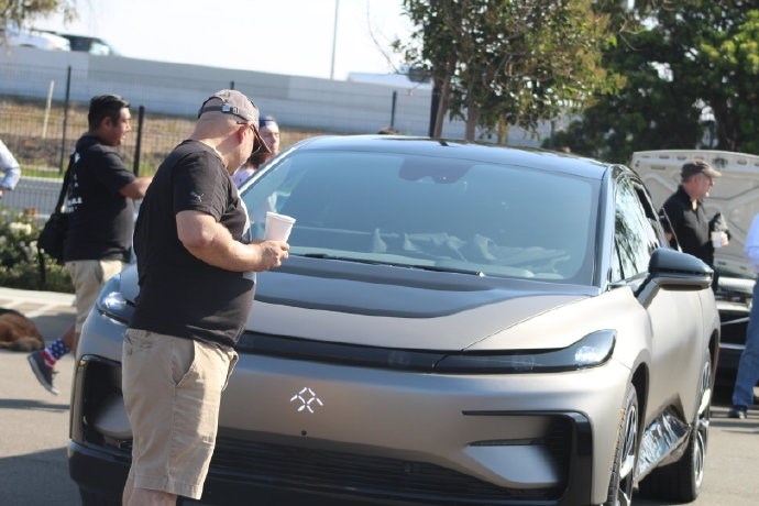 法拉第未来FF 91现身洛杉矶,老外拍照围观